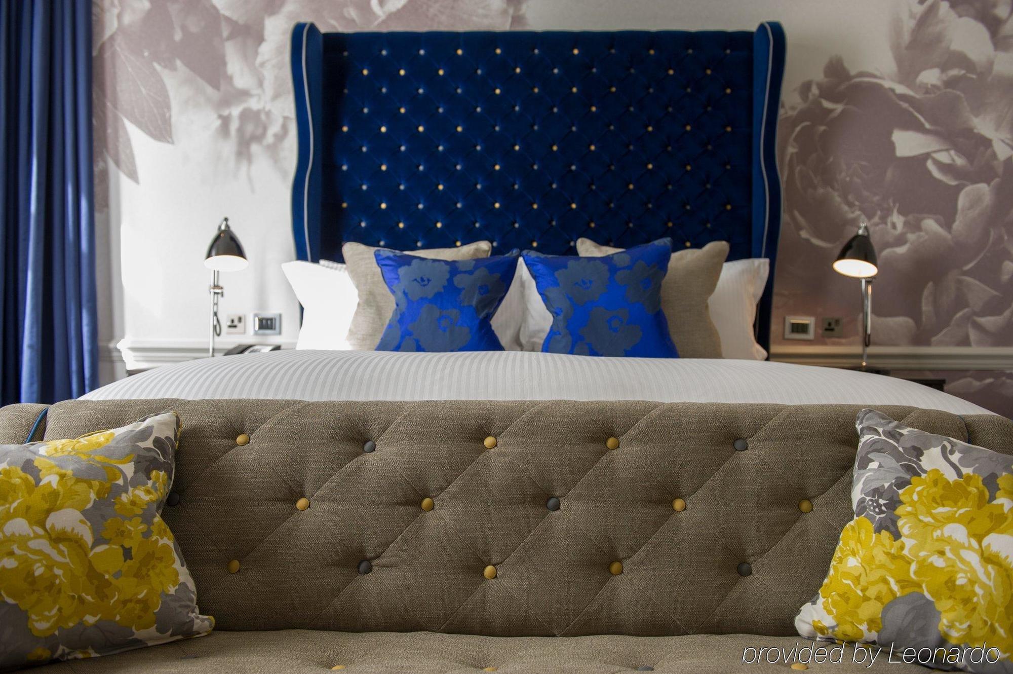 The Ampersand Hotel - Small Luxury Hotels Of The World London Bilik gambar A bed with a tufted headboard