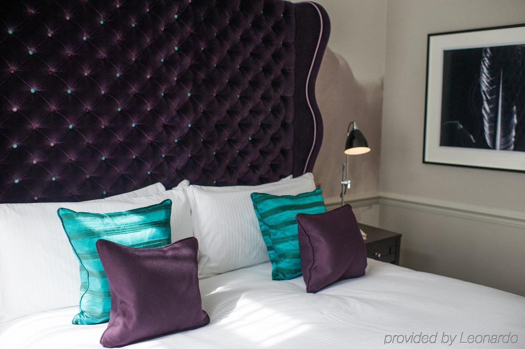 The Ampersand Hotel - Small Luxury Hotels Of The World London Bilik gambar A bed with cushions