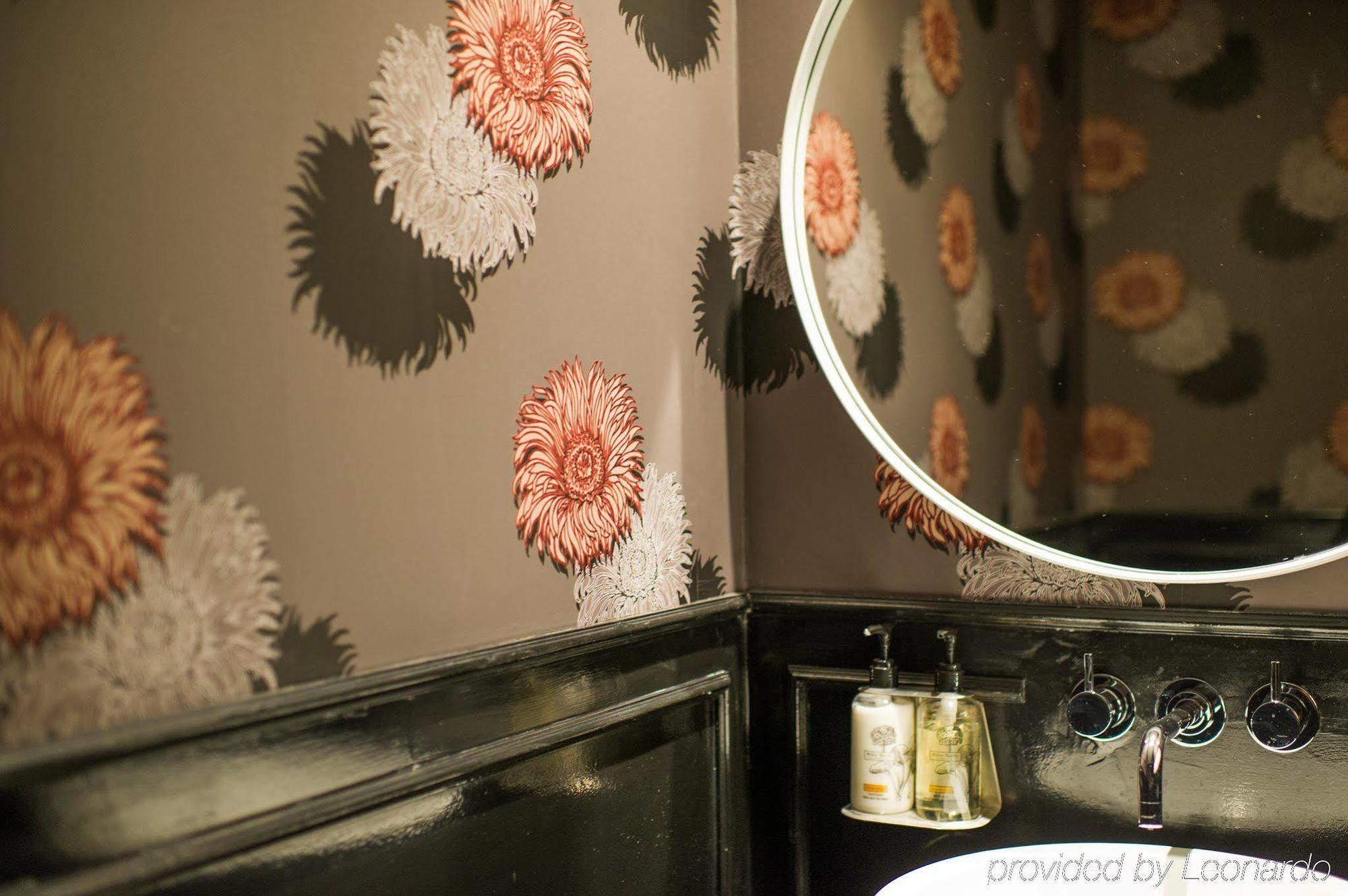 The Ampersand Hotel - Small Luxury Hotels Of The World London Bilik gambar Wallpaper in a bathroom
