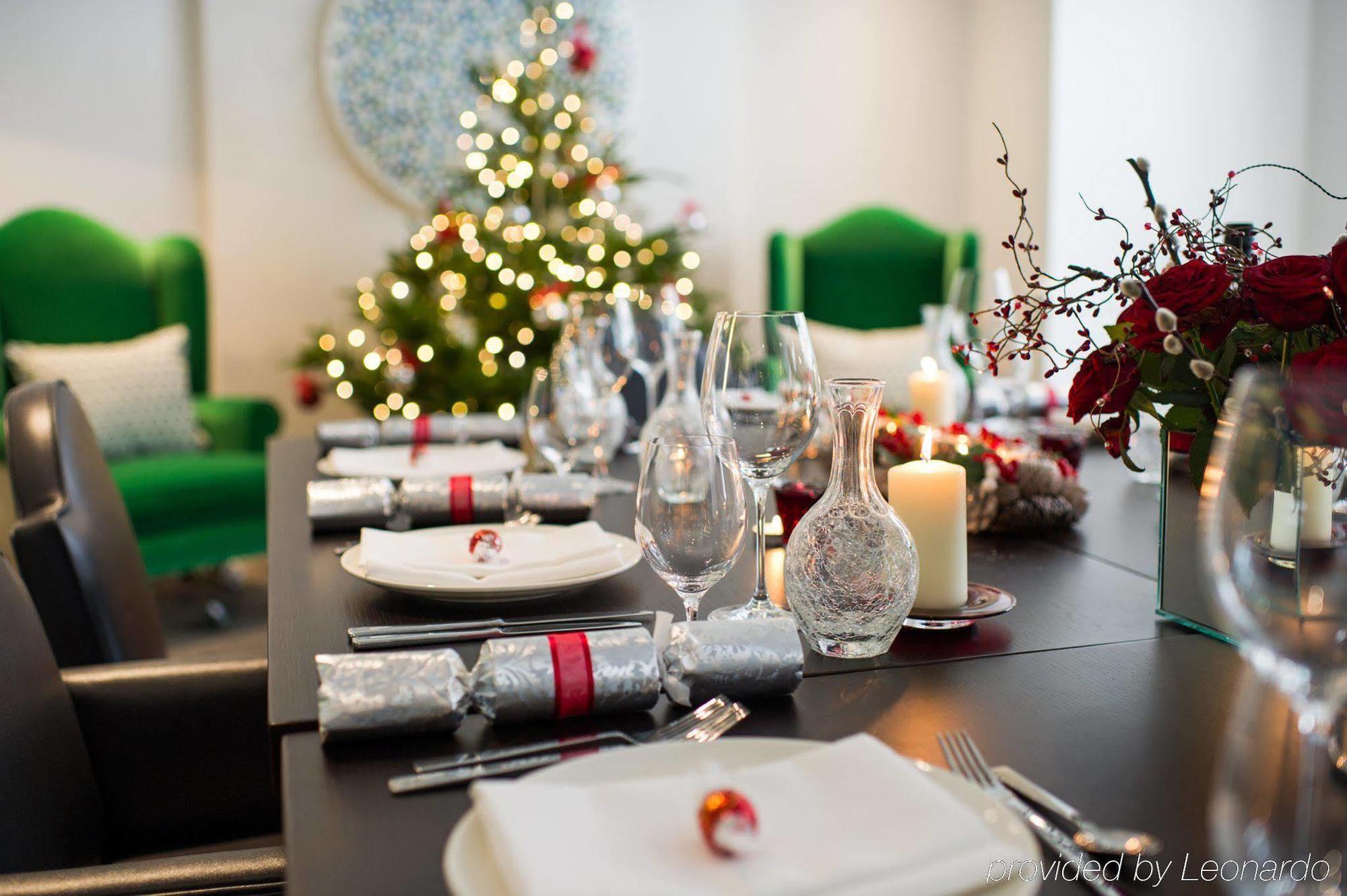 The Ampersand Hotel - Small Luxury Hotels Of The World London Restoran gambar A Christmas dinner table with a Christmas tree in the background