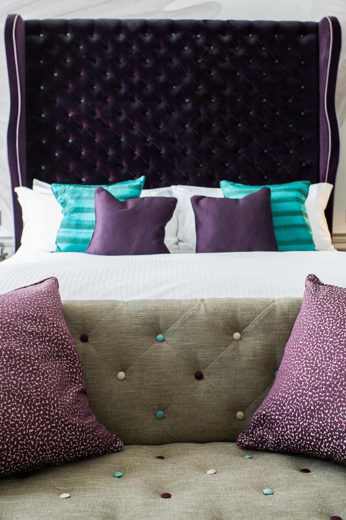 The Ampersand Hotel - Small Luxury Hotels Of The World London Bilik gambar A bed with cushions